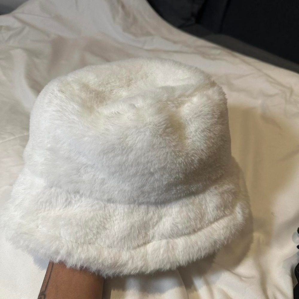 white faux fur bucket hat - Picture 1 of 3